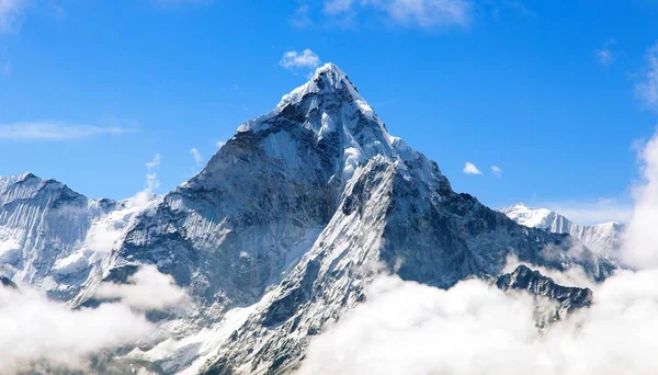 Monte Ama Dablam Dentro Das Nuvens Caminho Para Acampamento Base — Fotografia de Stock