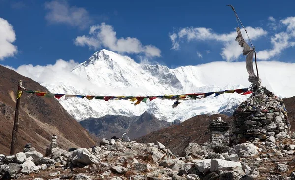 Monte Cho Oyu Con Banderas Oración Pirámide Piedra Camino Campamento —  Fotos de Stock