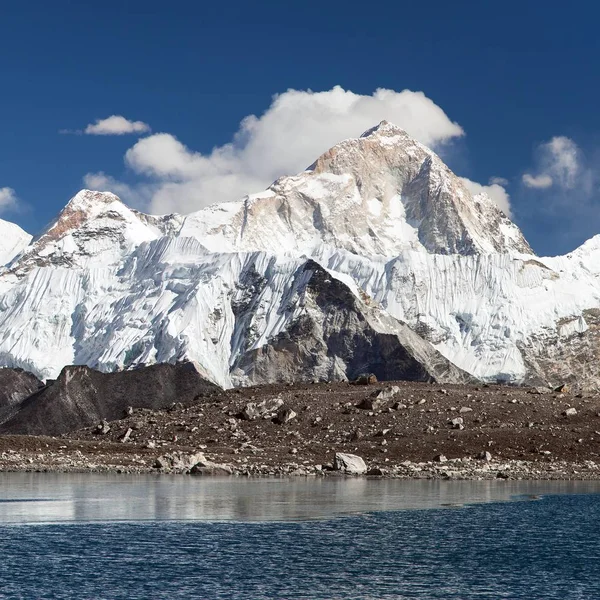 Vista Del Monte Makalu Reflejándose Lago Cerca Del Paso Kongma —  Fotos de Stock