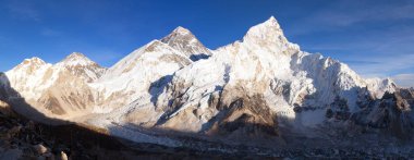 Gün batımı Panoramik dağ herhangi bir zamanda Kala Patthar, gelen güzel mavi gökyüzü ile Khumbu Vadisi, Milli Parkı: Sagarmatha, Nepal Himalayalar akşam