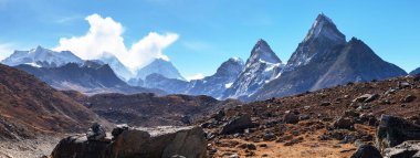 Everest'in, Cholo, Kangchung tepe ve Nirekha tepe Gokyo Vadisi mavi - yol Everest Ana kampı - renkli Nepal Himalayalar dağlardan