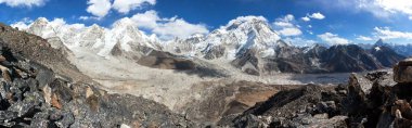Panoramik manzaralı güzel bulutlar gökyüzü, Khumbu Vadisi ve buzul, Sagarmatha Milli Parkı, Solukhumbu, Nepal Himalayalar dağlar Everest, CIn, Kala Patthar ve Nuptse