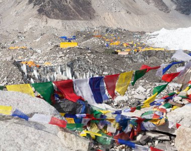 Everest Dağı kamp çadır ve satır Budist dua bayrakları, Khumbu Vadisi, Solukhumbu, Nepal Himalayalar dağlar üzerinden görüntülemek