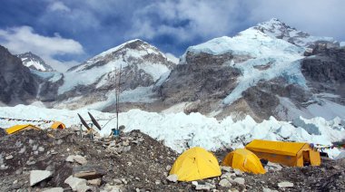 Everest kamp itibaren Batı kaya yüzüne Nuptse Peak çadır ve dua bayrakları, Sagarmatha Milli Parkı, nepal, Himalayalar ile göster