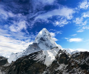 Mount Ama Dablam bulutlar, Everest ana kampı, Khumbu Vadisi, Solukhumbu: Sagarmatha Milli Parkı, herhangi bir zamanda alan, Nepal Himalayalar, Nepal yol içinde