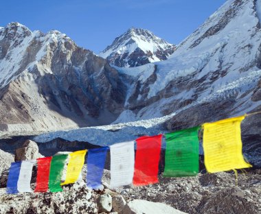 Budist dua bayrakları - Khumbu Vadisi - Nepal sıra ile Everest Dağı'nın temel kampından görüntülemek