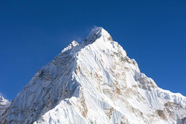Mount Nuptse, güzel dağ herhangi bir zamanda, mavi renkli görünüm Everest Ana kampı - Sagarmatha Milli Parkı - nepal yakınındaki Himalaya Dağları