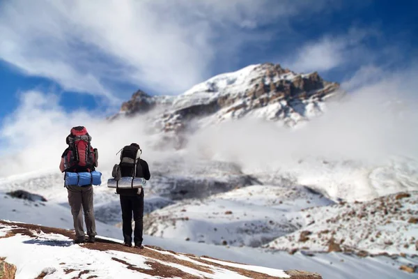 Thorung Thorong Piek Met Twee Toeristen Het Hoogste Punt Van — Stockfoto