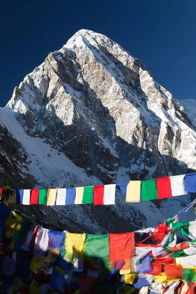 从卡拉 Patthar 方式到珠穆朗玛峰基地阵营 尼泊尔喜马拉雅山山的山 Pumo 与佛教祈祷旗子的看法 — 图库照片