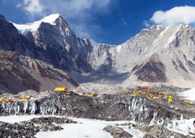 Everest Dağı kamp çadır ve satır Budist dua bayrakları, Khumbu Vadisi, Solukhumbu, Nepal Himalayalar dağlar üzerinden görüntülemek