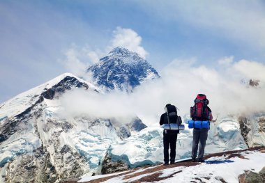 Everest Ana kampı, Sagarmatha Milli Parkı, Khumbu Vadisi - Nepal Himalayalar dağlar giderken iki turist ile Kala Patthar dan Everest Dağı görmek