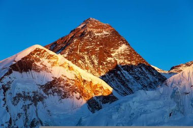 Everest'in Kala Patthar, üzerinden renkli görünüm akşam Khumbu Vadisi, Solukhumbu, Sagarmatha Milli Parkı, Nepal Himalayalar dağlar