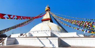 Boudha, bodhnath veya Boudhanath stupa en büyük Budist stupa Kathmandu şehirde - Nepal Budizm dua bayraklı 