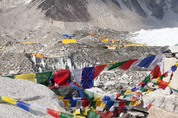Everest Dağı kamp çadır ve satır Budist dua bayrakları, Khumbu Vadisi, Solukhumbu, Nepal Himalayalar dağlar üzerinden görüntülemek