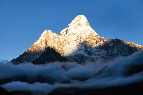 Vista Nocturna Ama Dablam Con Hermosas Nubes Cielo Azul Valle — Foto de Stock