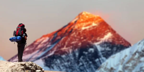 Kvällen Färgade Syn Mount Everest Från Gokyo Valley Med Turist — Stockfoto