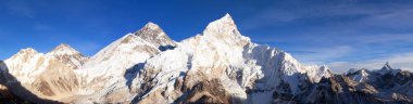 Gün batımı Panoramik dağ herhangi bir zamanda Kala Patthar, gelen güzel mavi gökyüzü ile Khumbu Vadisi, Milli Parkı: Sagarmatha, Nepal Himalayalar akşam