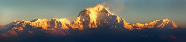 Mount Dhaulagiri sabah panoramik manzarasını Poon Hill view noktasından, Nepal Himalayalar dağlar