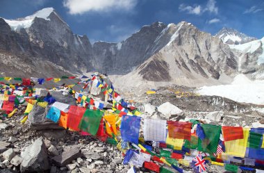 Everest Dağı kamp çadır ve satır Budist dua bayrakları, Khumbu Vadisi, Solukhumbu, Nepal Himalayalar dağlar üzerinden görüntülemek