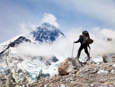 Görünümünü Mount Everest 8848m Kala Patthar gelen turist ile Everest Ana kampı, Sagarmatha Milli Parkı, Khumbu Vadisi, Solukhumbu, Nepal Himalayalar dağlar giderken