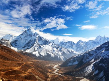 Mount Ama Dablam bulutlar, Everest ana kampı, Khumbu Vadisi, Solukhumbu: Sagarmatha Milli Parkı, herhangi bir zamanda alan, Nepal Himalayalar, Nepal yol içinde