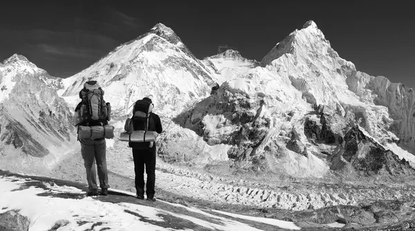 Panoramik dağ herhangi bir zamanda iki turist Pumo RI temel kampından Everest Ana kampı, siyah ve beyaz, Sagarmatha Milli Parkı, Khumbu Vadisi - Nepal giderken