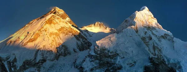 傍晚日落视图上的珠穆朗玛峰和洛子峰 Pumo 基地营地 萨加玛塔国家公园 昆布山谷 尼泊尔 — 图库照片