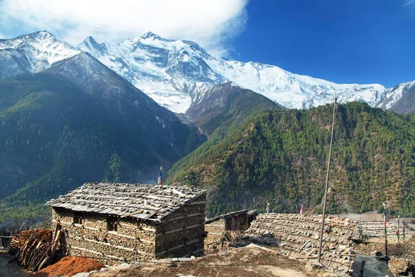 Üst Pisang Köyü ve Annapurna 2 II, yuvarlak Annapurna devre trekking iz, Nepal Himalayalar dağlar