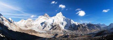 Gün batımı Panoramik dağ herhangi bir zamanda Kala Patthar, gelen güzel mavi gökyüzü ile Khumbu Vadisi, Milli Parkı: Sagarmatha, Nepal Himalayalar akşam