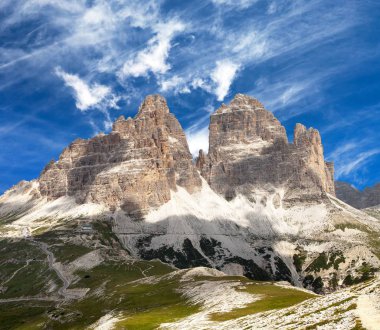 Drei Zinnen veya Sextener Dolomiten veya Dolomiti di Sesto, Güney Tirol, güzel gökyüzü ile Tre Cime di Lavaredo Dolomiten dağlar görüntülemek, İtalyanca Alps 
