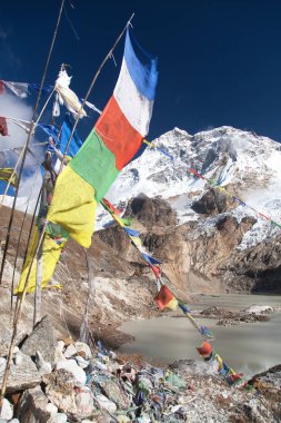 Mount Makalu göl ve Budist dua bayrakları, Maklu yazar Milli Parkı, Nepal Himalayalar dağlar ile