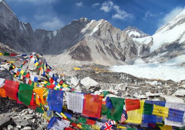 Everest Dağı kamp çadır ve satır Budist dua bayrakları, Khumbu Vadisi, Solukhumbu, Nepal Himalayalar dağlar üzerinden görüntülemek