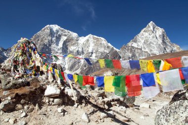 Satır dua bayrakları ve mount Arakam Tse, Sagarmatha Milli Parkı, trek Everest ana kampı, Khumbu vadiye, Solukhumbu - Nepal Himalayalar dağlar