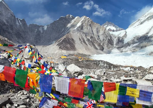 Everest Dağı kamp çadır ve satır Budist dua bayrakları, Khumbu Vadisi, Solukhumbu, Nepal Himalayalar dağlar üzerinden görüntülemek