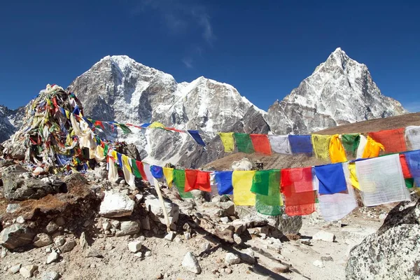 Reihen Von Gebetsfahnen Und Berg Arakam Tse Sagarmatha Nationalpark Trekking — Stockfoto