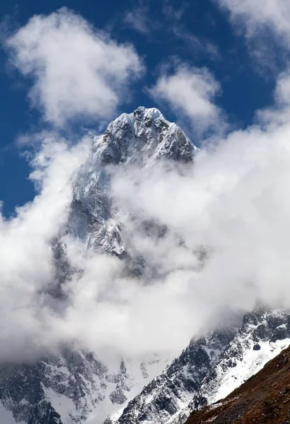 クーンブ谷 サガルマータ国立公園トレッキング ネパール ヒマラヤ山脈を通過 マウント Arakam 東証と町ラ峠 エベレスト ベース キャンプに行く途中美しいマウント付近の雲 — ストック写真