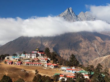 Khumbu Vadisi 'ndeki en iyi manastır olan Tengboche Manastırı, Everest ana kampı, Sagarmatha Ulusal Parkı, Solukhumbu, Nepal Himalayas Dağları' na gider.