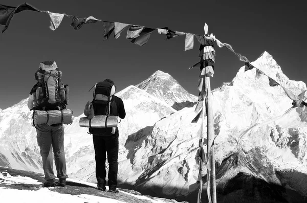 Nézd Everest Két Turisták Buddhista Ima Zászlók Kala Patthar Kék — Stock Fotó