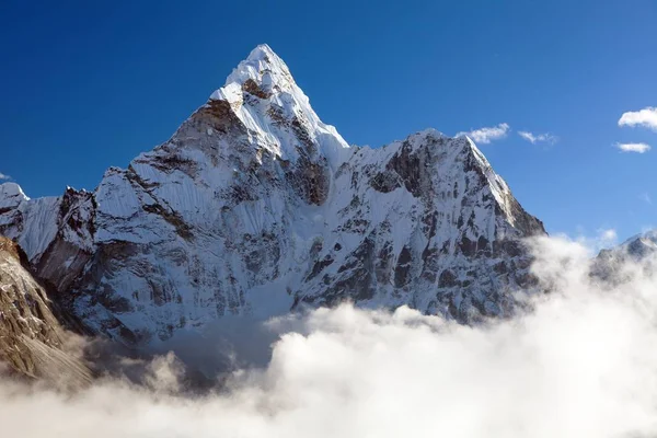 Mount Ama Dablam bulutlar, Everest ana kampı, Khumbu Vadisi, Solukhumbu: Sagarmatha Milli Parkı, herhangi bir zamanda alan, Nepal Himalayalar, Nepal yol içinde