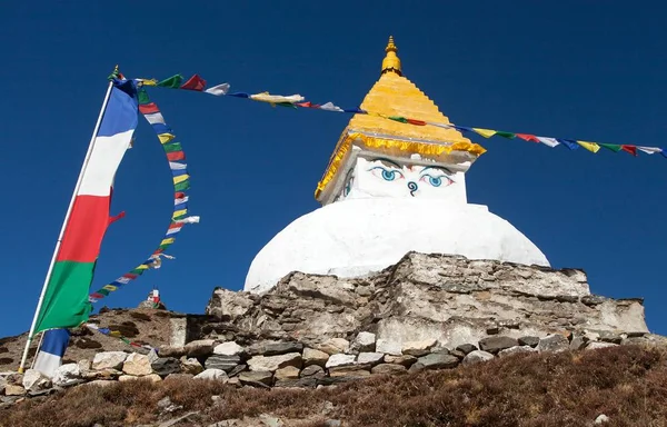 Stupa Cerca Del Pueblo Dingboche Con Banderas Oración Manera Montar —  Fotos de Stock