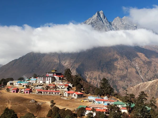 Khumbu Vadisi 'ndeki en iyi manastır olan Tengboche Manastırı, Everest ana kampı, Sagarmatha Ulusal Parkı, Solukhumbu, Nepal Himalayas Dağları' na gider.