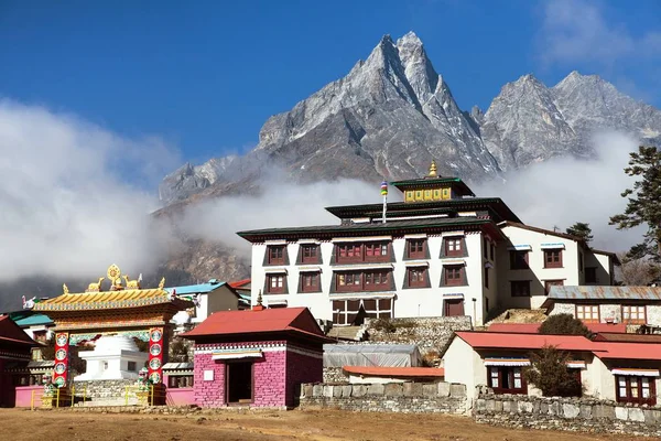 Khumbu Vadisi 'ndeki en iyi manastır olan Tengboche Manastırı, Everest ana kampı, Sagarmatha Ulusal Parkı, Solukhumbu, Nepal Himalayas Dağları' na gider.