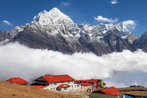 Kongde Lodge Och Byn Och Mount Thamserku Nära Namche Bazar — Stockfoto