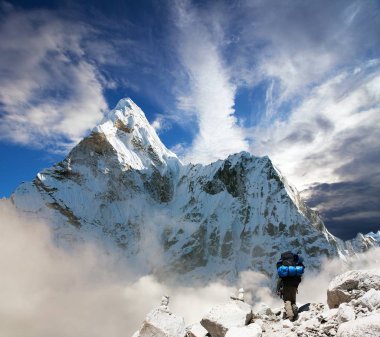 ama dablam turist ve güzel bulutlar - güzel görünümü: sagarmatha Milli Parkı - khumbu Vadisi - trek everest ana kampı - nepal 