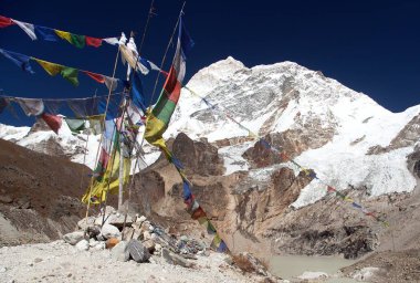 Mount Makalu göl ve Budist dua bayrakları, Maklu yazar Milli Parkı, Nepal Himalayalar dağlar ile