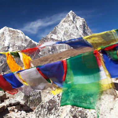Satır dua bayrakları ve mount Arakam Tse, Sagarmatha Milli Parkı, trek Everest ana kampı, Khumbu vadiye, Solukhumbu - Nepal Himalayalar dağlar