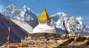Dua ile Dingboche village yakınındaki Stupa bayraklar ve Kangtega ve Thamserku - Everest Dağı Merkez kampına yolu - Khumbu Vadisi - Nepal Himalayalar dağlar bağlar