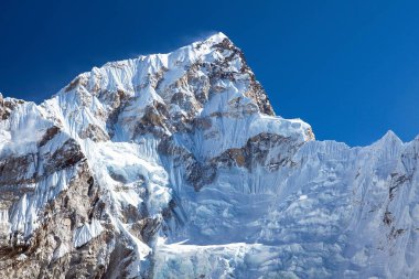 Mount Nuptse, güzel dağ herhangi bir zamanda, mavi renkli görünüm Everest Ana kampı - Sagarmatha Milli Parkı - nepal yakınındaki Himalaya Dağları