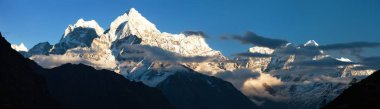 panoramik dağ Kangtega ve monte Thamserku akşam, trek Everest temel kamp, Khumbu Vadisi, Solukhumbu, Sagarmatha Milli Parkı için Nepal Himalayalar dağlar