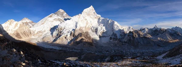 黄昏日落全景的珠穆朗玛峰与美丽的蓝天从卡拉 Patthar 昆布山谷 萨加玛塔国家公园 尼泊尔喜马拉雅 — 图库照片